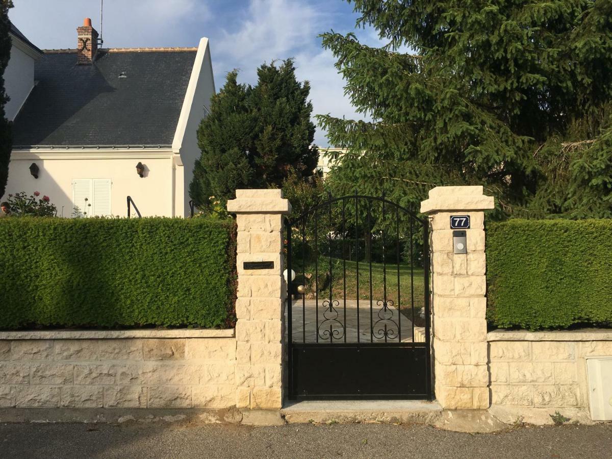 La Tour De Saint Cyr Bed & Breakfast Exterior foto